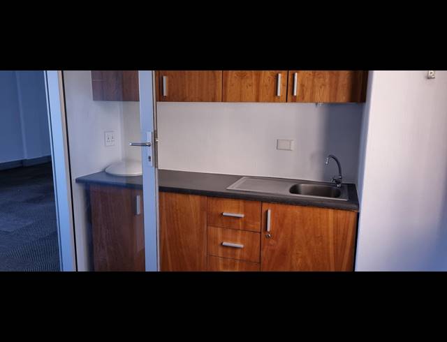 114M² OFFICE TO LET IN BELLVILLE CENTRAL